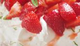 Pavlova aux fraises sur compotée de rhubarbe à la menthe… pour fêter les mamans !!!